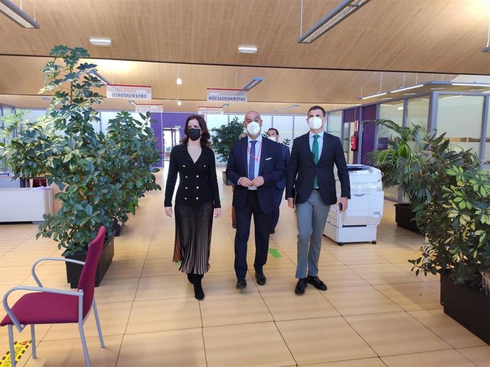 Ana Carlota Amigo (i) en su visita al centro de formación Ecyl en Salamanca.