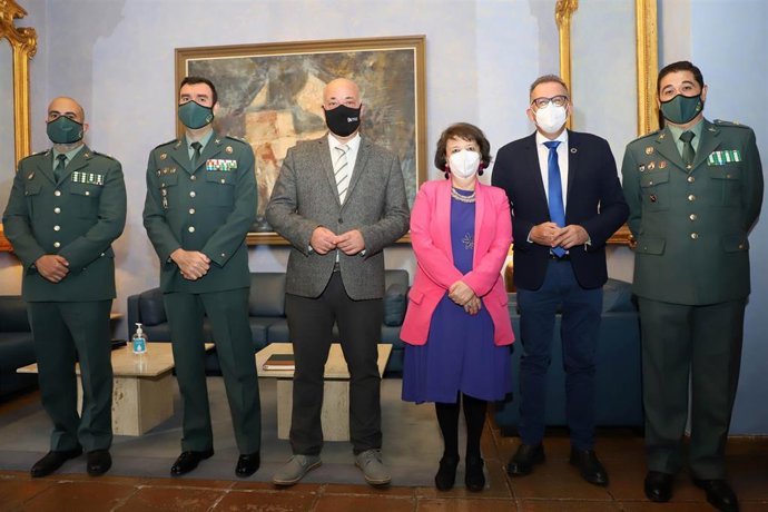 El presidente de la Diputación de Córdoba, Antonio Ruiz (tercero por la izda.), en la entrega de las obras a la Guardia Civil.