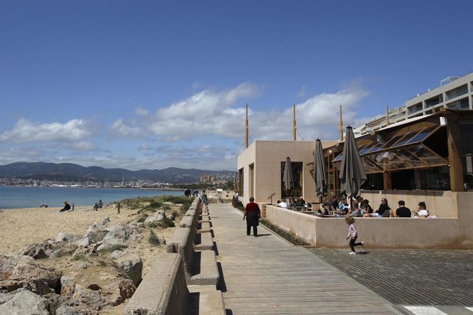 Varias personas en la terraza de un bar, este domingo, en Mallorca.