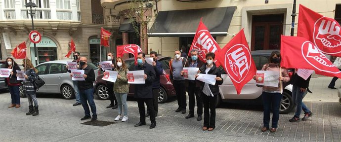 Concentración en Palma para exigir el cumplimiento de la agenda social del Gobierno central.