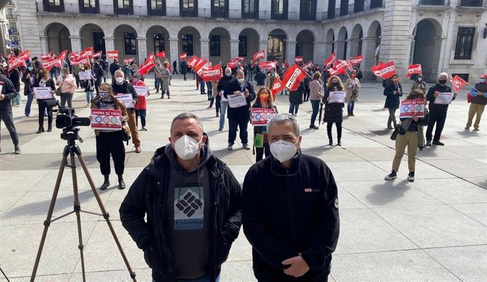 Los secretarios generales de UGT, Mariano Carmona, y CCOO, Carlos Sánchez, en la concentración en la Plaza Porticada de Santander