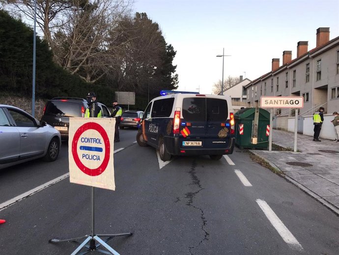 Archivo - Control policial en Santiago de Compostela, que este viernes pasó al nivel máximo de restricciones