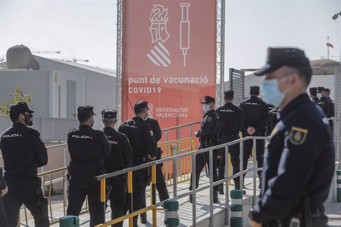 Varios policías nacionales acuden a recibir la primera dosis de la vacuna contra el Covid en Valencia
