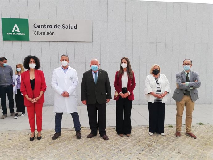 Autoridades en la inauguración del centro de salud de Gibraleón (Huelva).