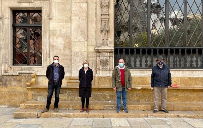 El concejal de Educación y Política Lingüística, Lorenzo Carrió, y el coordinador general de Cultura, Miguel Ángel Contreras, acompañados de representantes de la Comisión 90 aniversario de la II República, Lila Thoms y Miquel Rosselló.