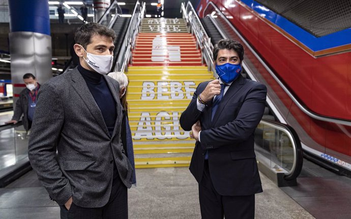 El consejero de Vivienda y Administración Local, David Pérez, y el director general adjunto de la Fundación Real Madrid, Iker Casillas, visitan la estación de Mar de Cristal de Metro en el marco de una campaña para fomentar el deporte