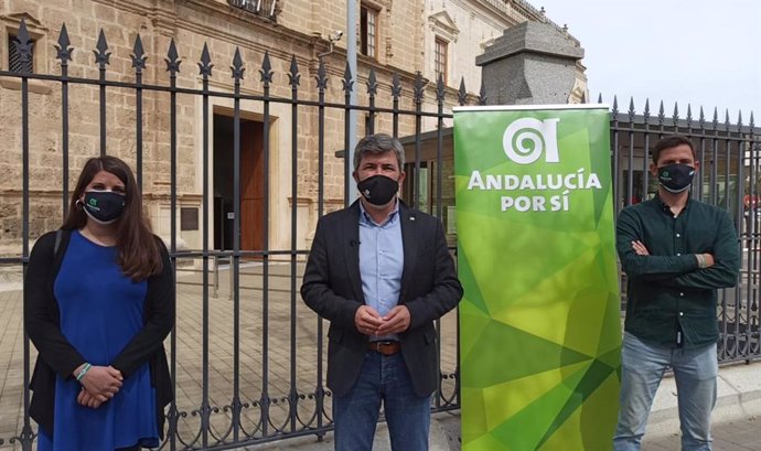 El coordinador de Andalucía por Sí, Modesto González, este lunes a las puertas del Parlamento de Andalucía.