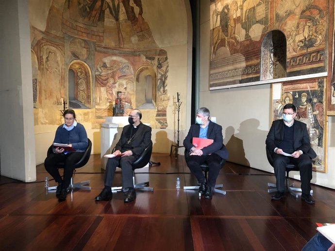 De izquierda a derecha, la jefa de análisis social e incidencia de Critas, Miriam Feu; el Arzobispo de Barcelona, Cardenal Juan José Omella; el director de Critas, Salvador Busquets; y el director del Museu Dioces de Barcelona, Mossn Robert Baró.