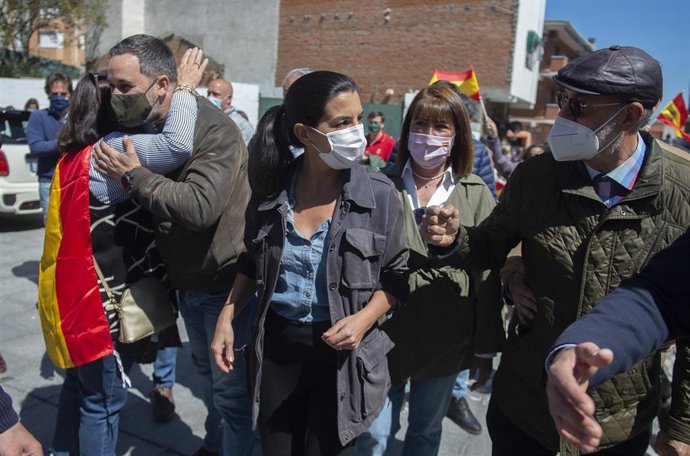 El presidente de Vox, Santiago Abascal, y la candidata de la formación a la Presidencia de la Comunidad de Madrid, Rocío Monasterio, acuden a un acto del partido, a 12 de abril de 2021, en Guadalix de la Sierra.