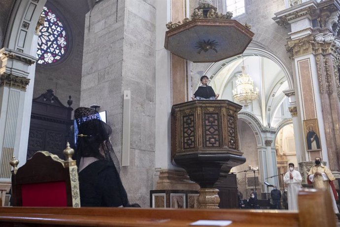 Un niño representa un sermón de San Vicente en la Catedral de Valncia en recuerdo de los 'miracles' suspendidos por la pandemia