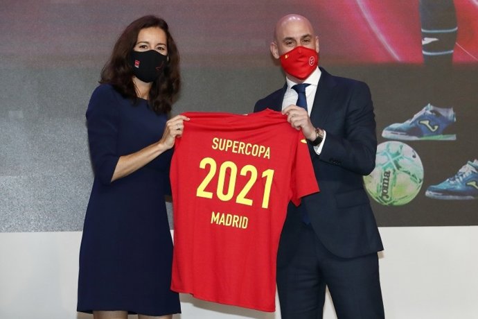 La Consejera de Presidencia, Deportes y Transparencia de la Comunidad de Madrid, Eugenia Carballedo, y el presidente de la RFEF, Luis Rubiales, en la presentación de la final de la Supercopa de España de fútbol sala en Madrid.
