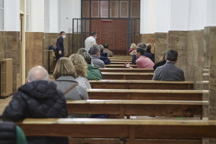 Varias personas esperan para ser vacunadas contra el Covid-19 en el Antiguo colegio de Maristas, a 10 de abril de 2021, en Pamplona, Navarra (España).