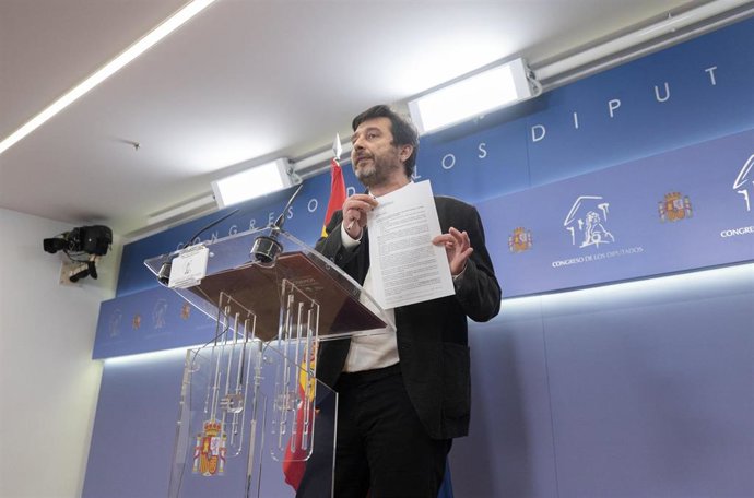 El portavoz de Podemos, Rafa Mayoral, interviene en una rueda de prensa posterior a una Junta de Portavoces en el Congreso de los Diputados, a 6 de abril de 2021, en Madrid (España).