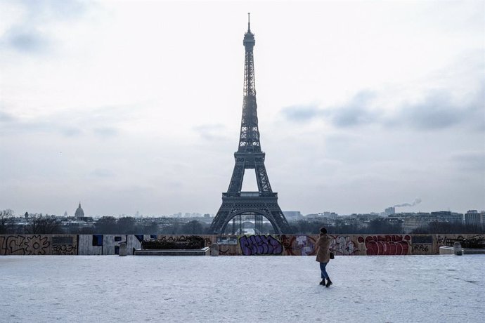 Archivo - 10 February 2021, France, Paris: A view of the square (Place du Trocadero) in front of the Eiffel Tower during snowfall. Photo: Sadak Souici/Le Pictorium Agency via ZUMA/dpa