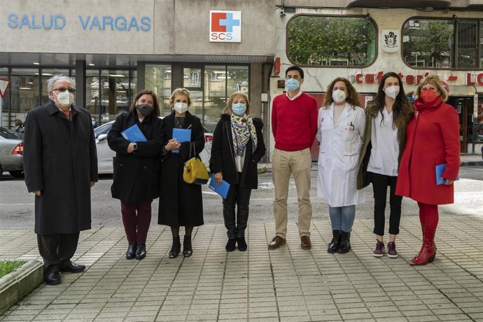 UNATE  entrega unas carpetas con textos de alumnos a los representantes de los trabajadores de la Atencion Primaria en reconocimiento a su labor