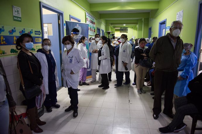 Archivo - 26 February 2021, Bolivia, La Paz: Health care workers wait for the start of the vaccination campaign with the Corona vaccine of the Chinese company Sinopharm at the Hospital of Pediatric Medicine. Staff at the hospital are to receive the Sino