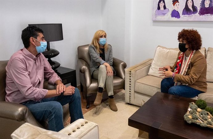 Carmen Castilla y Sebastián Donaire se reúnen con la presidenta de la Diputación de Hueva, María Eugenia Limón.