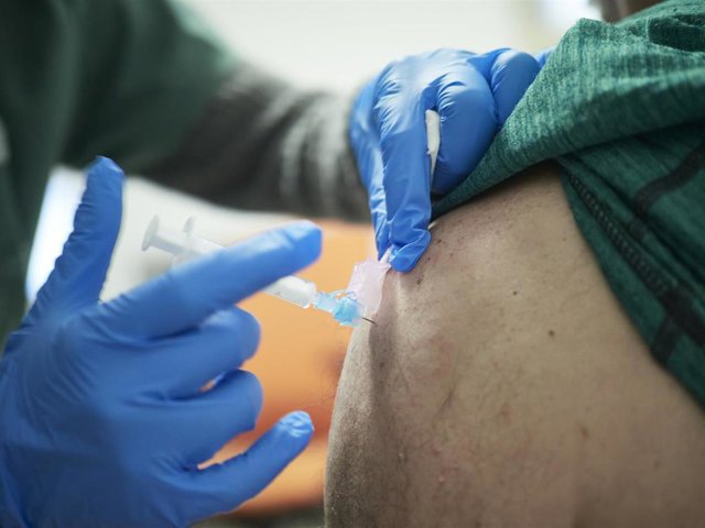 Una sanitaria vacuna contra el Covid-19 a una persona en el Antiguo colegio de Maristas, a 10 de abril de 2021, en Pamplona, Navarra (España).