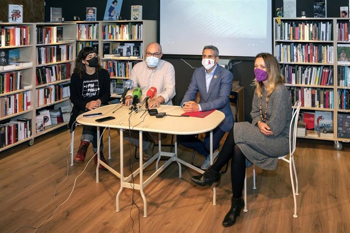 El Vicepresidente Y Consejero De Universidades, Igualdad, Cultura Y Deporte, Pablo Zuloaga, Participa En La Presentación Del Proyecto 'Notas Al Margen'.