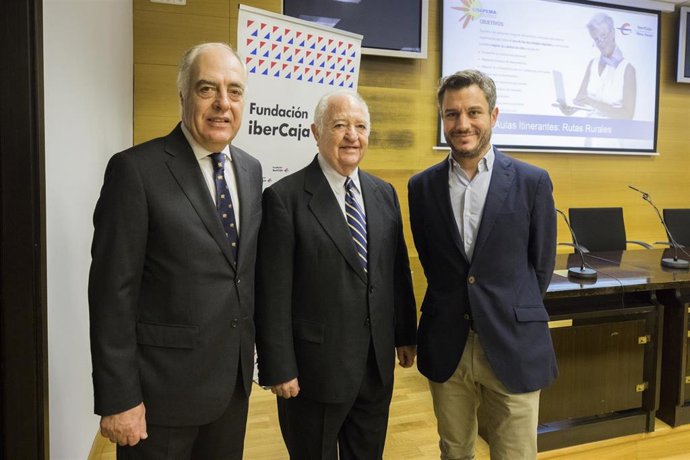 Archivo - Ibercaja, su Fundación y COAPEMA acercan a los mayores aragoneses a las nuevas tecnologías.