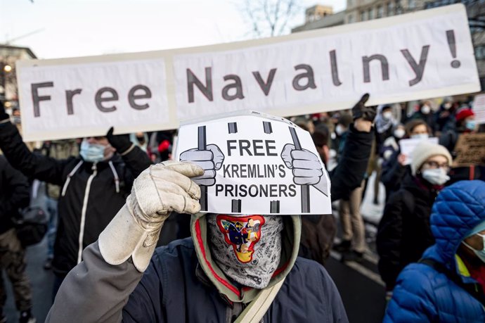 Archivo - 31 January 2021, Berlin: Ademonstrator holds a sign reading "Free Kremlin's Prisoners" during a demonstration against the detention of Russian opposition leader Alexei Navalny.  Navalny was immediately detained upon his arrival in Moscow earl