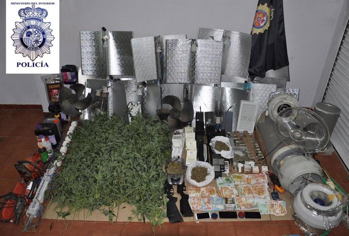 Droga y objetos intervenidos en la operación en Béjar (Salamanca).