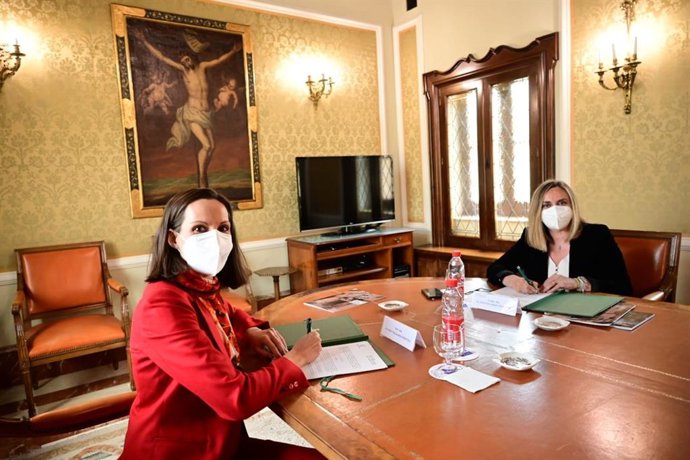 La decana del Colegio Notarial de Andalucía, Teresa Baena, y la consejera de Fomento, Marifrán Carazo