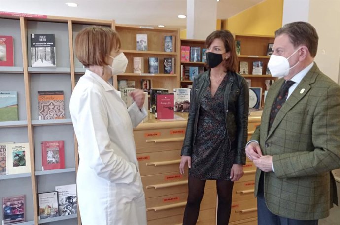 El alcalde de Oviedo, Alfredo Canteli, y la concejala delegada de Educación, Lourdes García, visitan la Biblioteca de San Lázaro.