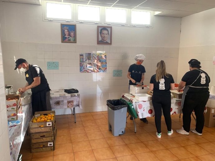 Archivo - Cocina solidaria de la Asociación Juvenil Carabela de Huelva.