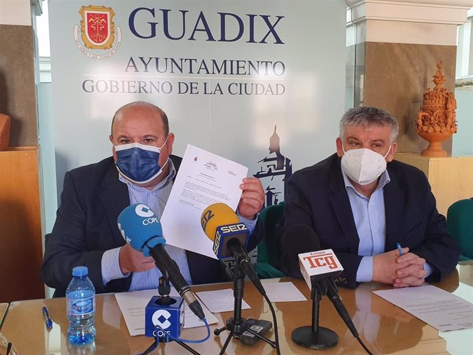 El senador del PP por la provincia de Granada, José Robles, y el alcalde de Guadix, Jesús Lorente