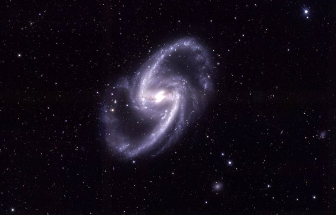 Una imagen de NGC 1365 recopilada por Dark Energy Survey. También conocida como la Gran Galaxia Espiral Barrada, NGC 1365 es un ejemplo de galaxia espiral y se encuentra a unos 56 millones de años luz de distancia.