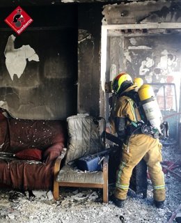 Los bomberos sofocan un incendio sin heridos en una vivienda de El Campello