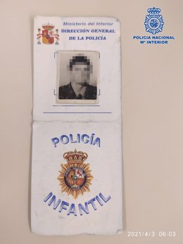 Un hombre se hizo pasar por policía con una cartulina en la que ponía 'policía infantil'