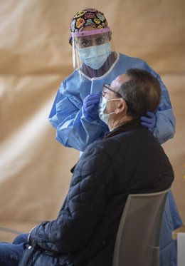 Archivo - Una trabajadora sanitaria realiza un test de antígenos en un dispositivo de cribado masivo de antígenos en las instalaciones del Centro Cultural Los Pinos, en Alcorcón, Madrid (España), a 11 de febrero de 2021.