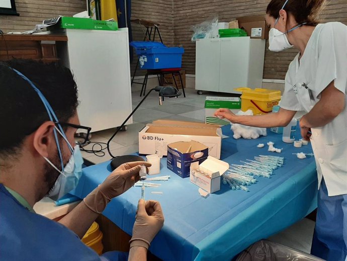 Cerca de 900 pacientes de alto riesgo al Covid-19 son vacunados este fin de semana en el Virgen del Rocío