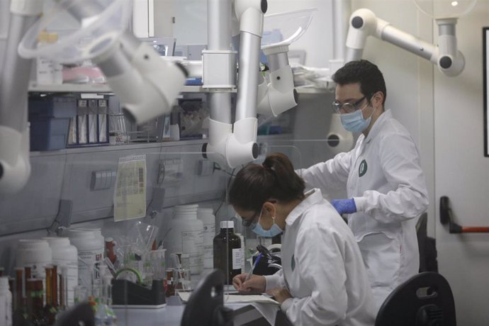 Varios trabajadores en el laboratorio de la fábrica de Reig Jofre, en Barcelona, Cataluña (España), a 26 de marzo de 2021. Reig Jofre es una compañía farmacéutica cotizada en el mercado continuo de la Bolsa española bajo el código RJF dedicada a la inve