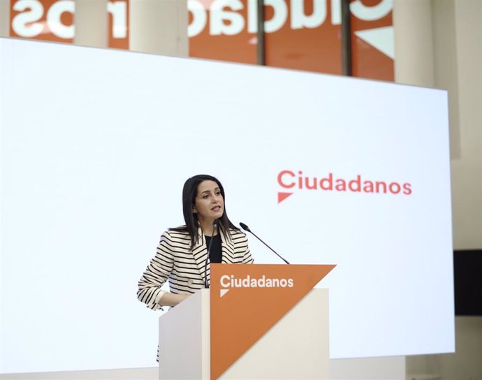 La presidenta de Ciudadanos, Inés Arrimadas, durante una rueda de prensa posterior a una reunión del Comité Permanente en la sede el partido.