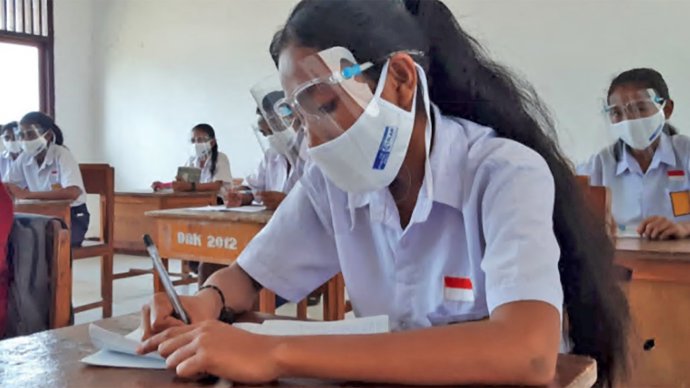 Niñas reciben clase durante la pandemia en un país en desarrollo.