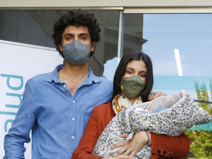 María de Jaime y Tomás Páramo salen del hospital con su hija Catalina en brazos