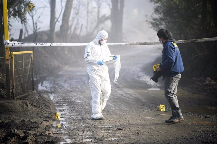 Archivo - La Policía forense de Chile tras un ataque incendiario contra un camión en La Araucanía.