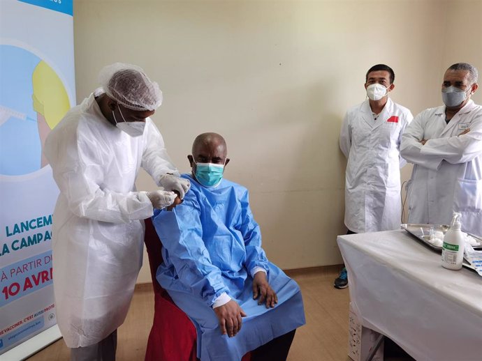El presidente de Comoras, Azali Assoumani, recibe la primea dosis de la vacuna contra el coronavirus en el país.