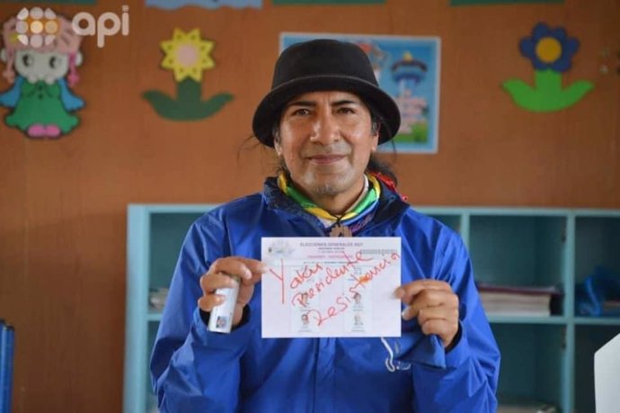 El excandidato presidencial indigenista ecuatoriano Yaku Pérez mostrando su voto nulo para la segunda vuelta de las elecciones en Ecuador