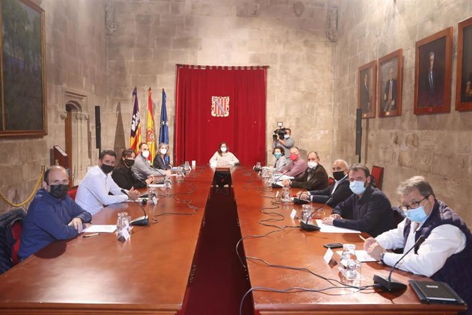 La presidenta del Govern, Francina Armengol, y la consellera de Asuntos Sociales y Deportes, Fina Santiago, durante la reunión con el sector deportivo.