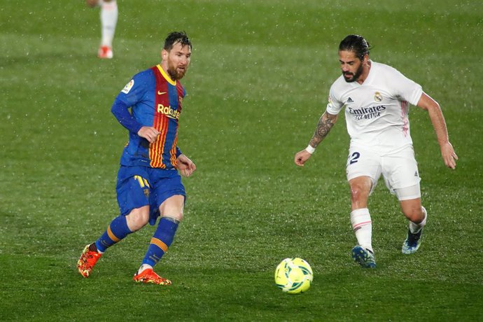Leo Messi y Francisco 'Isco' Alarcón en el Clásico Real Madrid-FC Barcelona disputado en el Alfredo di Stéfano de la temporada 2020-21.