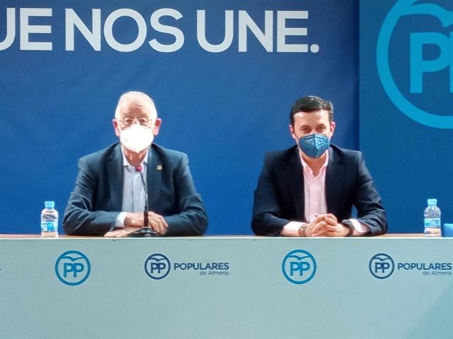 Gabriel Amat y Javier Aureliano García en la comparecencia