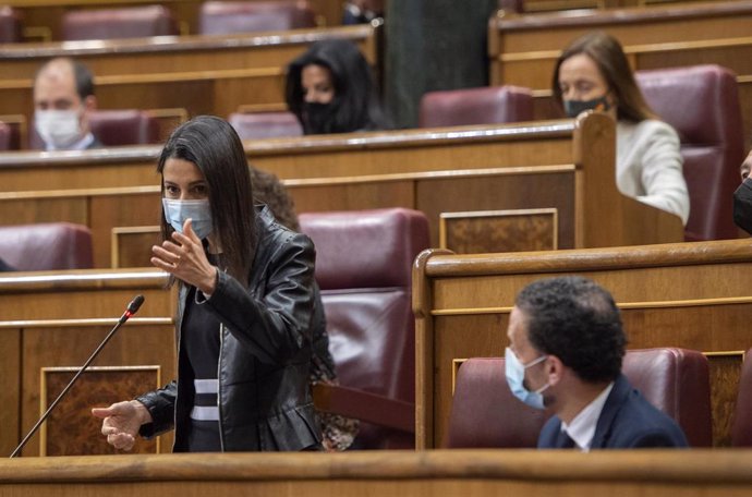 La presidenta de Ciudadanos, Inés Arrimadas, interviene durante una sesión plenaria en el Congreso de los Diputados junto al portavoz adjunto del grupo parlamentario, Edmundo Bal.