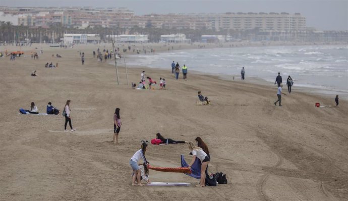 Varias personas en la playa la Malvarrosa en Valencia (archivo)