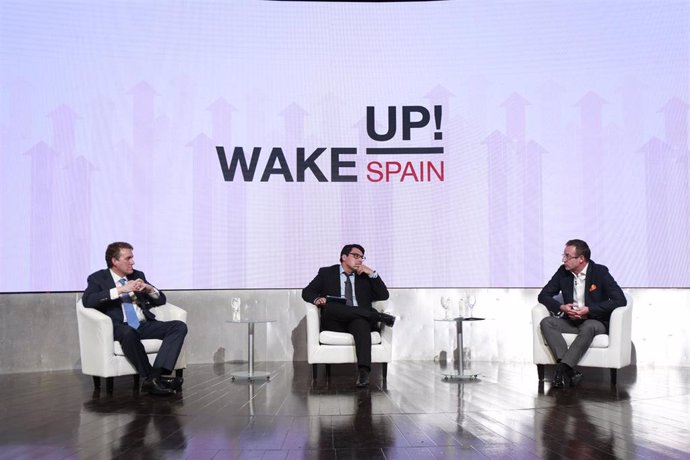 A la izquierda el consejero delegado de Vodafone España, Colman Deegan, y a la derecha el consejero delegado de Orange España, Jean-Franois Fallacher, debaten en el evento 'Wake Up Spain' organizado por Llyc y 'EL Español'