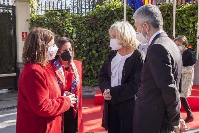 El ministro del Interior, Fernando Grande-Marlaska, conversa con la viuda de Alfredo Pérez Rubalcaba en un acto que ha contado con la presencia de la ministra Margarita Robles y la dirigente socialista Adriana Lastra