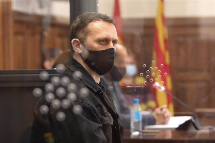 El acusado Norbert Feher, alias Igor el Ruso declara en una cabina de cristal blindada, en la Audiencia Provincial de Teruel, por el triple crimen 